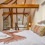 Lora\'S Place