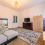 Lora\'S Place