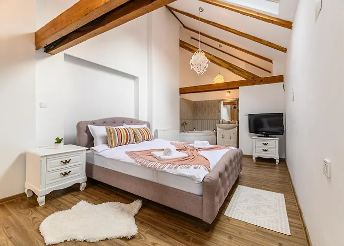 Lora\'S Place